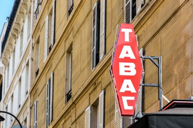 The consequences of buying cigarettes abroad on tobacconists