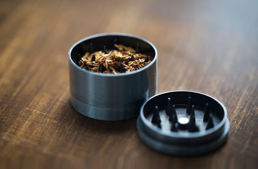 What is cannabis pollen and how to use it? 2 Photo of a grinder with cannabis, ready for use.